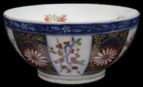 A Worcester style Rich Queens pattern bowl