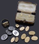 A gentleman's 9ct gold signet ring,