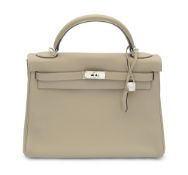 An Hermes Kelly 32 in Etoupe Epsom leather