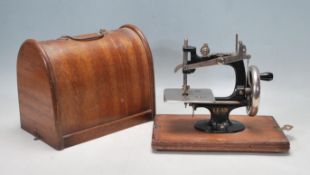 VINTAGE EARLY 20TH CENTURY CHILDS MINIATURE SEWING MACHINE