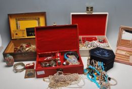 LARGE QUANTITY OF VINTAGE RETRO COSTUME JEWELLERY