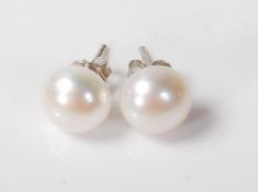PAIR OF LADIES PEARL STUD EARRINGS