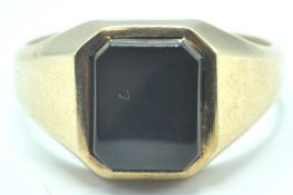 9CT GOLD AND ONYX SIGNET RING