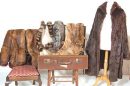 A COLLECTION OF VINTAGE WOMEN'S FUR ITEMS TO INCLUDE COATS, STOLES, COLLARS AND A CAPE.