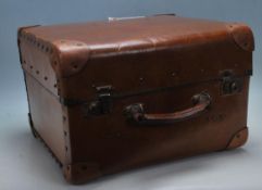 ANTIQUE EARLY 20TH CENTURY LEATHER SUITCASE