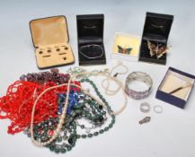 A GROUP OF VINTAGE COSTUME JEWELLERY