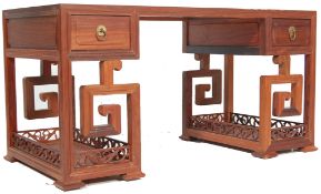 A 20TH CENTURY ANTIQUE STYLE CHINESE ORIENTAL HARDWOOD COFFEE TABLE / OCCASIONAL TABLE