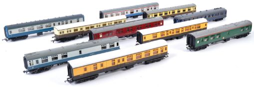 COLLECTION OF ASSORTED VINTAGE 00 GAUGE CARRIAGES