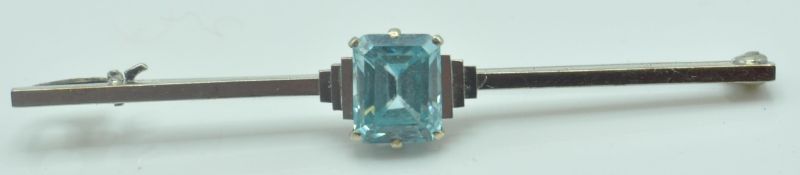 ART DECO 9CT / 14CT WHITE GOLD AND BLUE ZIRCON BROOCH