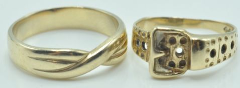 PAIR OF 9CT GOLD LADIES RINGS TO INCLUDE A BUCKLE RING AND WEDDING BAND RING.