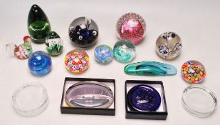 LARGE QUANTITY OF RETRO 20TH CENTURY STUDIO ART GLASS PAPERWEIGHTS
