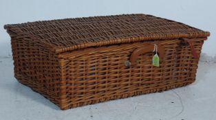 VINTAGE LATE 20TH CENTURY PICNINC HAMPER.