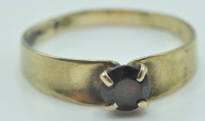 9CT GOLD GARNET SOLITAIRE RING