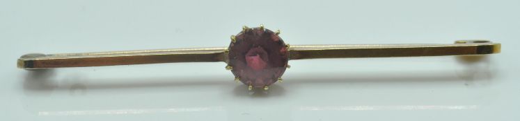 15CT GOLD AND TOURMALINE BAR BROOCH WITH TOURMALINE