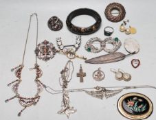 GORUP OF ANTIQUE AND VINTAGE JEWELLERY