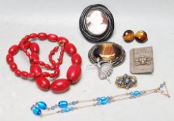 COLLECTION OF VINTAGE AND ANTIQUE JEWELLERY