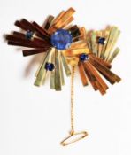 1960'S MODERNIST CP TRIGGS & TA PAYNE 18CT GOLD SAPPHIRE BROOCH
