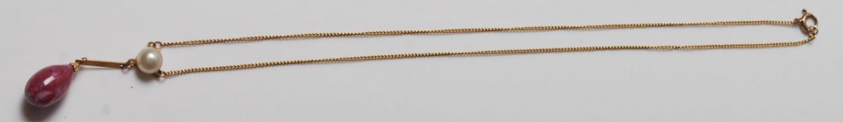 VINTAGE 9CT GOLD PEARL AND PINK STONE PENDANT NECKLACE