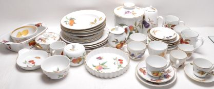 LARGE QUANTITY OF LATE 20TH ROYAL WORCESTER DINING SERVICE