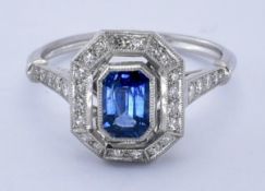 18CT SAPPHIRE AND DIAMOND CLUSTER RING.
