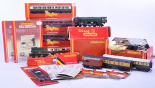 COLLECTION OF ASSORTED HORNBY 00 GAUGE MODEL RAILWAY ITEMS