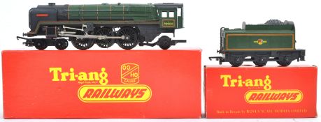 ORIGINAL VINTAGE TRI-ANG 00 GAUGE MODEL RAILWAY LOCO & TENDER