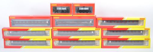COLLECTION OF HORNBY 00 GAUGE TRAINSET ROLLING STOCK CARRIAGES