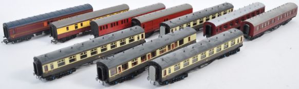 COLLECTION OF ASSORTED 00 GAUGE MODEL RAILWAY CARRIAGES