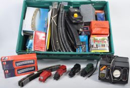 MODEL RAILWAY - LARGE COLLECTION OF ASSORTED 00 GAUGE ITEMS