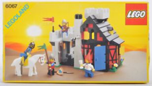 LEGO SET - LEGO LAND - 6067 - CASTLE KNIGHTS GUARDED INN