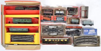COLLECTION OF VINTAGE TRIX TWIN RAILWAYS TRAINSET ITEMS