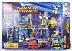 LEGO - DC UNIVERSE SUPER HEROES - THE BATCAVE 6860 BOXED SET