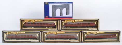 COLLECTION OF MAINLINE 00 GAUGE CARRIAGES & BACHMANN TUNNEL