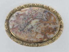 VICTORIAN ANTIQUE AGATE AND YELLOW METAL BROOCH