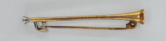 EARLY 20TH CENTURY YELLOW METAL HUNTING HORN BROOCH