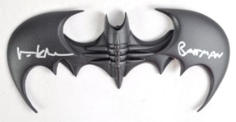 BATMAN - BATMAN FOREVER (1995) - VAL KILMER AUTOGRAPHED BATARANG