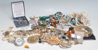 COLLECTION OF VINTAGE COSTUME JEWELLERY.