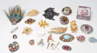 COLLECTION OF VINTAGE 20TH CENTURY COSTUME JEWELLERY