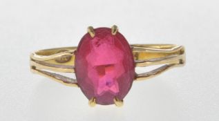 18CT GOLD HALLMARKED RING SET WITH A RED STONE.