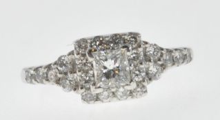 WHITE GOLD AND DIAMOND CLUSTER RING.