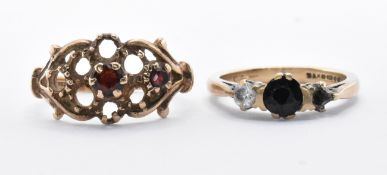 HALLMARKED 9CT GOLD AND GARNET RING.