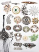 COLLECTION OF VINTAGE BROOCHES