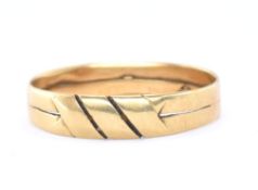 LATE 19TH CENTURY GOLD BAND RING