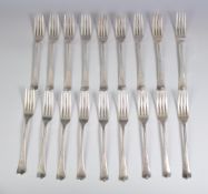 EIGHTEEN GEORGE III HALLMARKED SILVER DINNER FORKS.