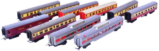 COLLECTION OF VINTAGE TRI ANG MODEL RAILWAY CARRIAGES