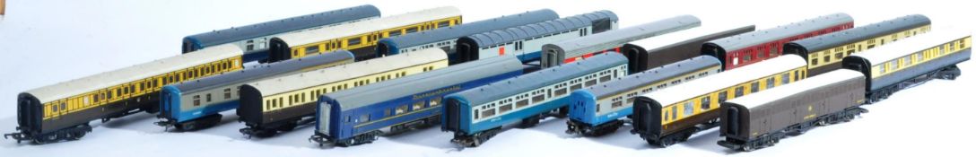 MODEL RAILWAYS - 00 GAUGE TRAINSET COACHES
