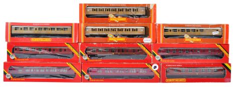 COLLECTION OF HORNBY 00 GAUGE MODEL RAILWAY CARRIAGES