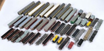 LARGE COLLETION OF ASSORTED 00 GAUGE ROLLING STOCK