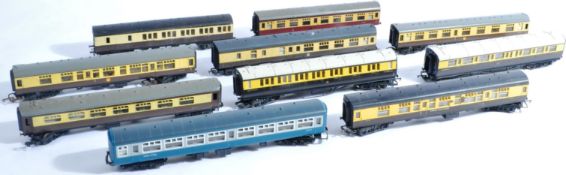 MODEL RAILWAYS - COLLECTION OF 00 GAUGE COACHES