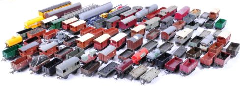 MODEL RAILWAYS - LARGE COLLECTION OF 00 GAUGE WAGONS
